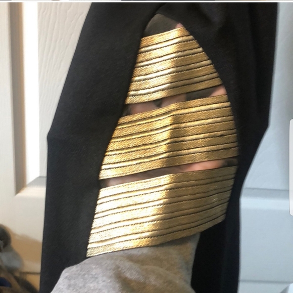 Black gown - Picture 7 of 7